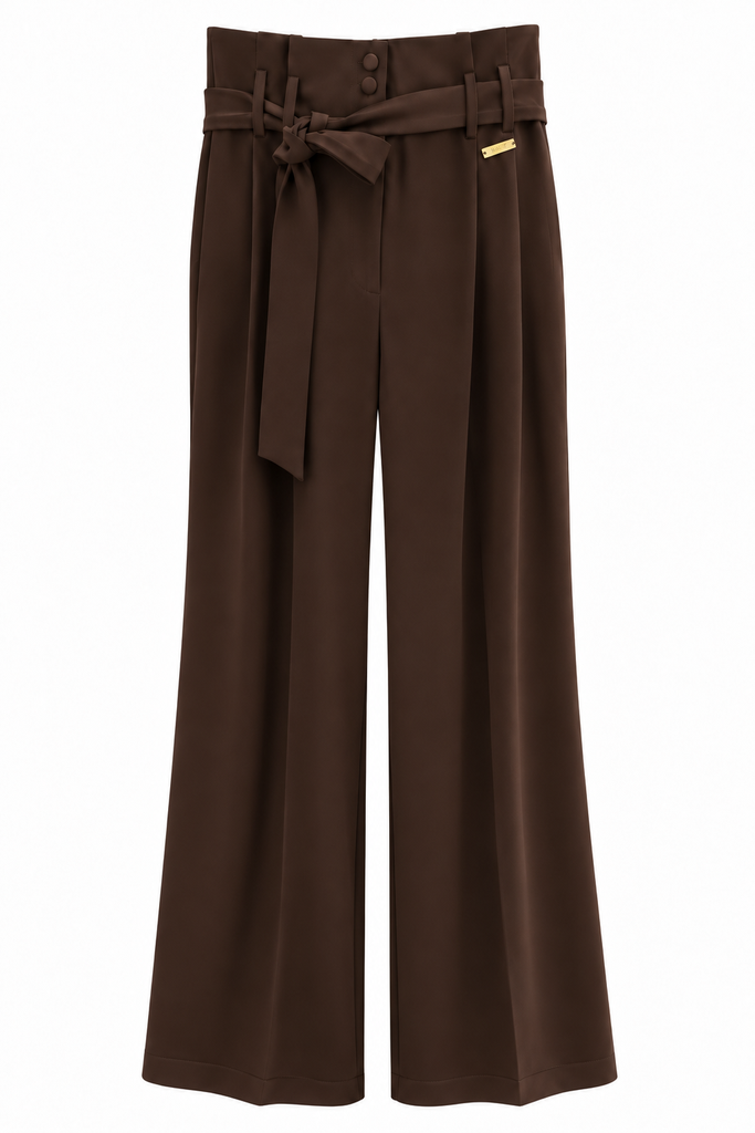 Espressobraune Hose auf weißem Grund.webp